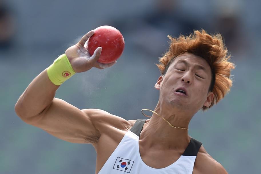 Bae Sangwha atleta sudcoreano impegnato nel lancio del peso ai Giochi asiatici (Afp)